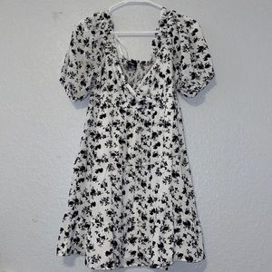 super cute dress!